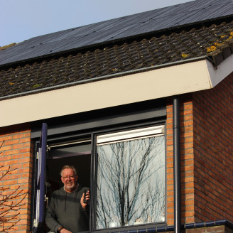 Floris Aukema is de blije eigenaar van tien zonnepanelen op zijn dak